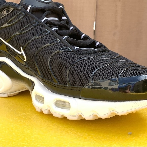 Nike AIR MAX PLUS Women's Running Shoes BLACK WHITE DM2362-001 Size 9 Men's 7.5 - Picture 7 of 16